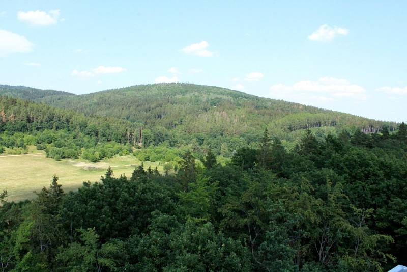 Z rozhledny v Málkově jsou vidět nejen Doupovské hory.
