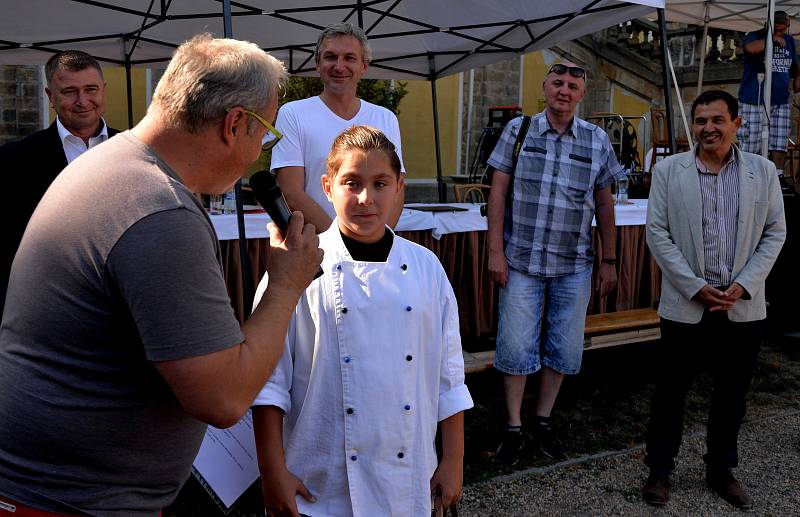 Mistrovství České republiky ve vaření svíčkové proběhlo na Červeném Hrádku v Jirkově.Na konci soutěže se utkali největší jedlíci v klání kdo za půl hodiny sní nejvíce knedliků s omáčkou.Soutěž navštívilo spoustu návštěvníků.Nechyběla folklorní muzika obče