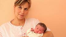 Martina Hauserová ze Všestud chová dceru Karolínku, která přišla na svět 28.dubna v 7.55 hodin v chomutovské porodnici s mírami  50 centimetrů a 3,1 kilogramu.  