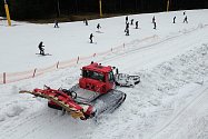 Rolba rozhrnuje sníh ve Skiareálu Klínovec.