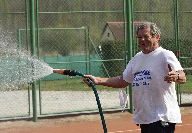 Ve Strupčicích na Chomutovsku hrají tenis a golf.