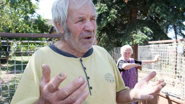 byvatelům obce Sušany na Chomutovsku vadí chov prasat. Především pak zápach.