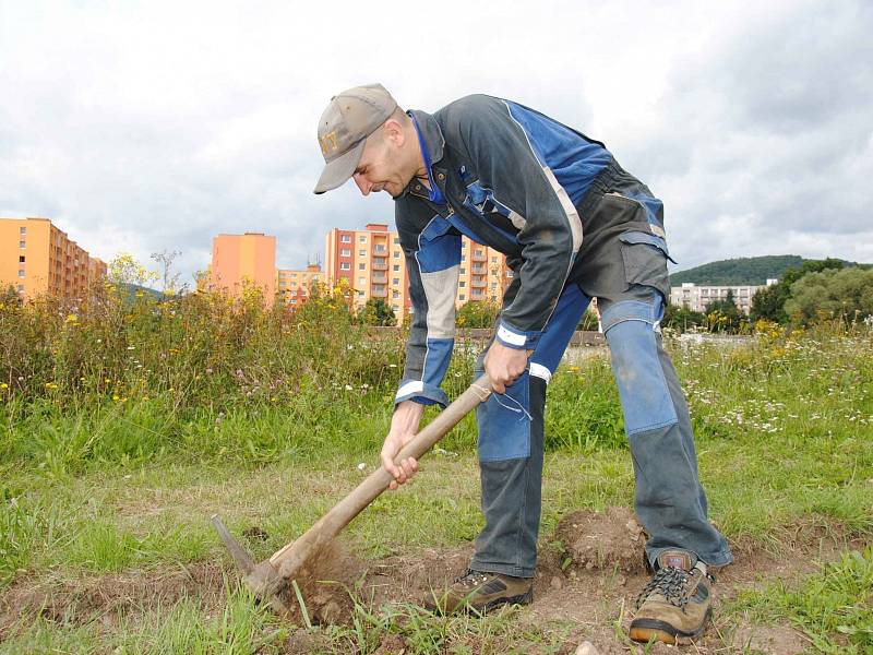 Po ukončení činnosti FK Jirkov - Kyjice převezmou hřiště místní dobrovolní hasiči. Nejprve musejí areál znovu oplotit (na snímku jeden z hasičů připravuje díry na sloupky). 