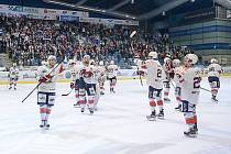 Chomutovští hokejisté děkují po posledním zápase publiku za přízeň v celé sezoně. Fanoušci jim minuty tleskali ve stoje a bouřlivě skandovali "hoši, děkujem!"