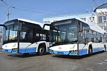 V areálu dopravního podniku už se skví dva nové autobusy. V příštím týdnu "připluje" i první z trolejbusů.