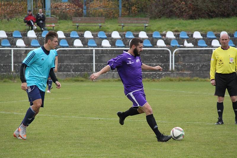 Utkání LoKo Chomutov (v modrém) proti Sokolu Březno