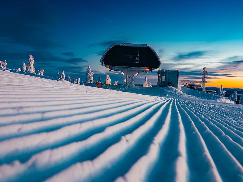 Noc, svítání a východ slunce na Klínovci, jasná obloha a teplota -8 st C. (5.2.2019)