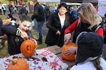 Tržiště v Chomutově ovládl Halloween a tajemné bytosti. Lidé dlabali dýně.