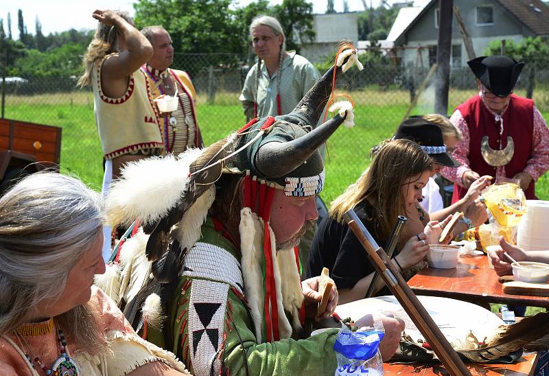 Na prostranství za Březnem u Chomutova se v historické bitvě utkali indini a vojska generála Custera.