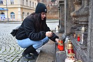 Za oběti tragické střelby v Praze lidé zapalují svíčky také  u sloupu Nejsvětější Trojice v centru Chomutova.