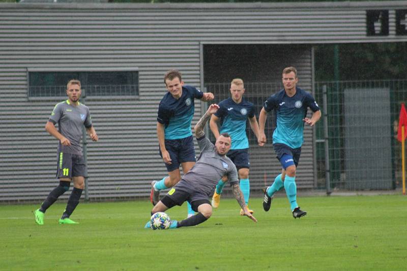 Chomutov (v modrém) v duelu s Chebem pokřil nové dresy. Byla z toho výhra 6:1.