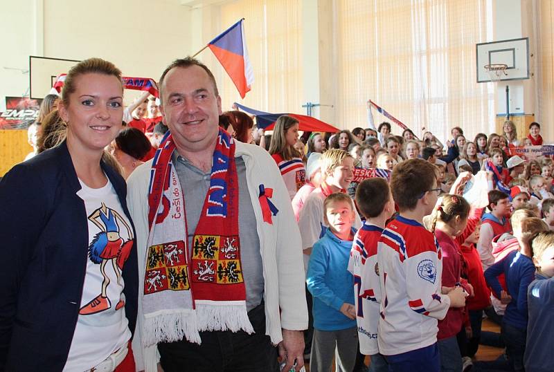 Celá klášterecká škola ZŠ Krátká sledovala hokej. Na začátku zimních olympijských her tam dokonce zařídili olympijské studio s promítacím plátnem