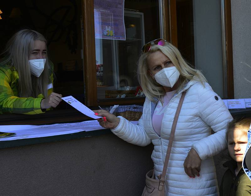 Na Lesné se vydali za zajíčkem Matějem. Užívají si netradiční Velikonoce