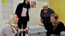 První den prezidentských voleb v Údlicích na Chomutovsku. Urna musí být řádně zapečetěná a podepsaná několika členy komise.
