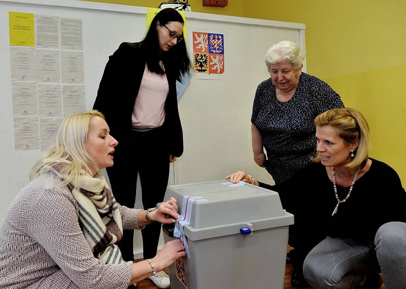 První den prezidentských voleb v Údlicích na Chomutovsku. Urna musí být řádně zapečetěná a podepsaná několika členy komise.