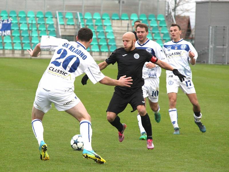 Na snímku v černém Patrik Gedeon FC Chomutov.