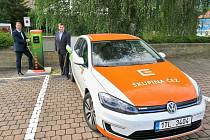 Místostarosta Josef Suchý a starosta Štefan Drozd si vyzkoušeli dobíjení elektromobilu.
