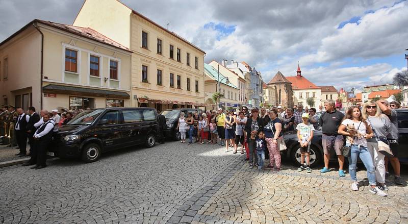 Poslední rozloučení probíhá za velkého zájmu veřejnosti i médií