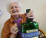 Marie Třešňáková neskrývala při oslavě 107. narozenin radost z dárků.