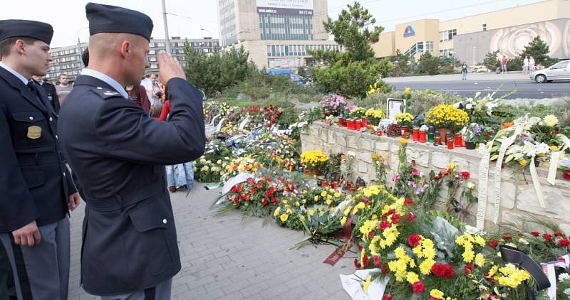 Ze hřbitova se pak smuteční průvod v čele s rakví a kolonou policejních vozidel vydal k bývalé poště, kde Jedličku zastřelil zákeřný vrah. Tam poté pozůstalí položili květiny a věnce.