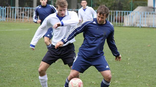 Fotbalisté AFK LoKo Chomutov (v modrém) přišli o body až v samém závěru utkání.