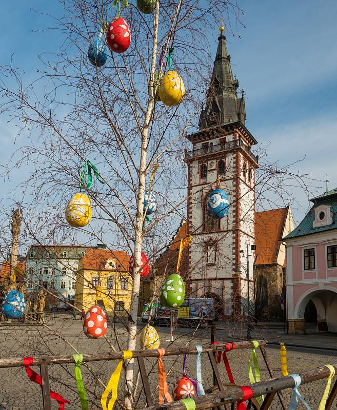 Velikonočně vyzdobené chomutovské náměstí, 2018.