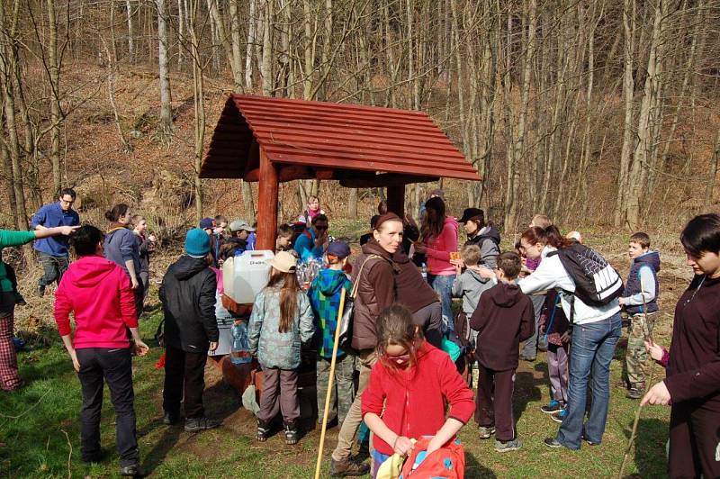 Skauti i veřejnost se vydali uklidit Bezručovo údolí.