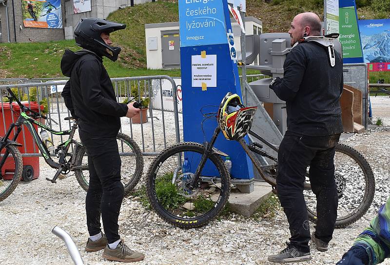 Na nejvyšší krušnohorském kopci se letos poprvé spustila lanovka. Slouží hlavně cyklistům, zároveň se totiž otevřel klínovecký trail park. Sobota 22. května