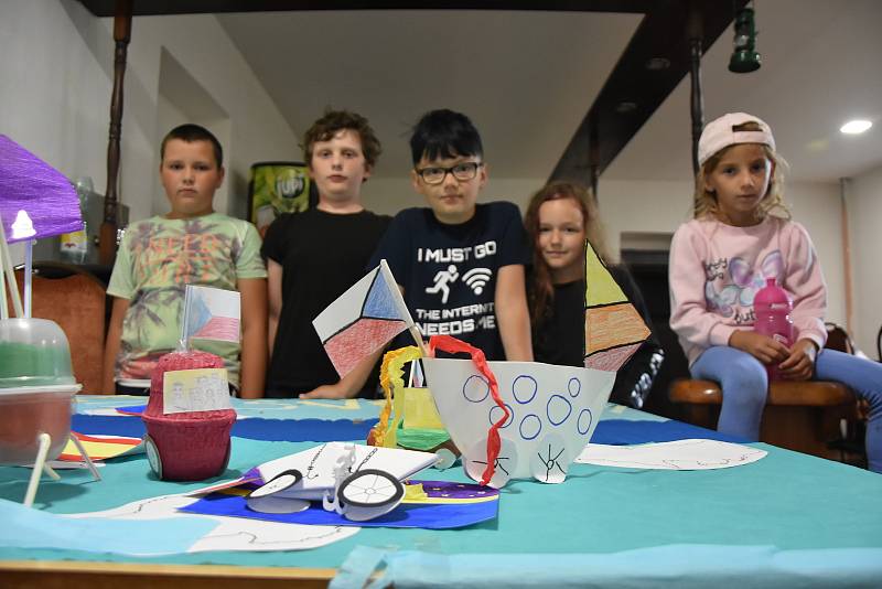 V Zásadě u Kadaně táboří pionýrská skupina z Ústí nad Labem. Poznává tam země světa.