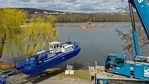 Příjezd sacího bagru na Kamencové jezero v Chomutově k jeho vyčištění.