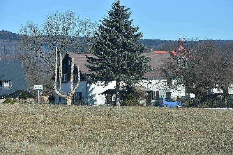 Květnov je jednou z blatenských vesnic. U vjezdu má torzo stromu, které připomíná kaktus.