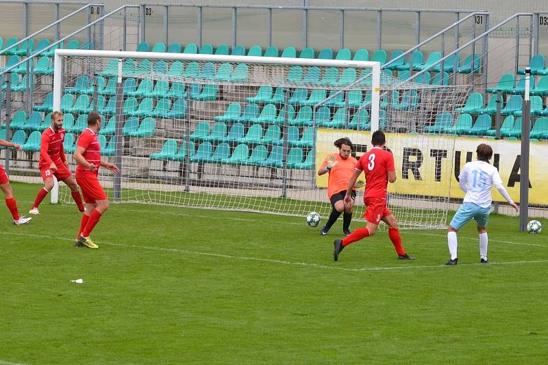 FC Chomutov (v bílém) - SK Štětí 5:5 (2:3) 5:4 pk