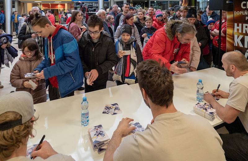 Piráti na autogramiádě představili zápasové dresy, které následně půjdou do dražby, a otevřeli další fanshop v OC Central v Chomutově.