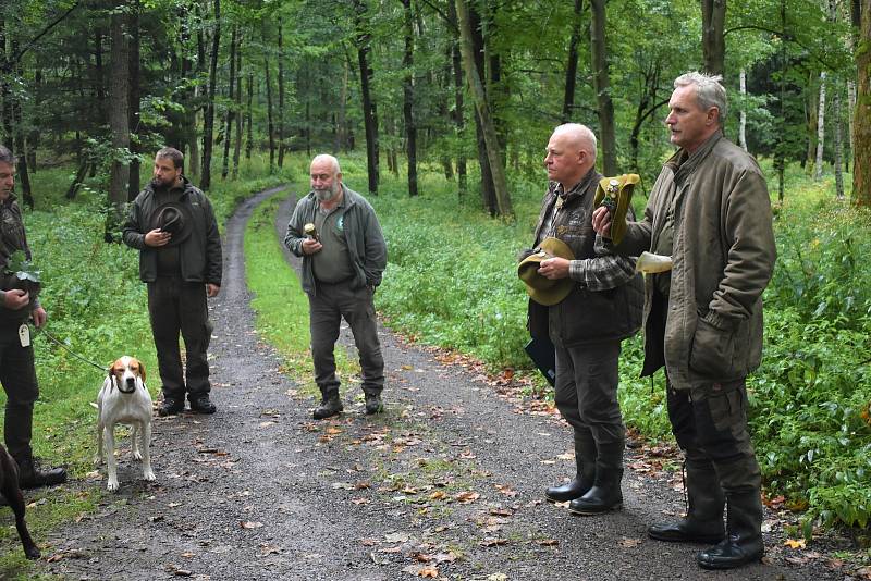 Rozhodčí instruují vůdce. Po každé disciplíně následuje slovní ohodnocení a udělení známky.