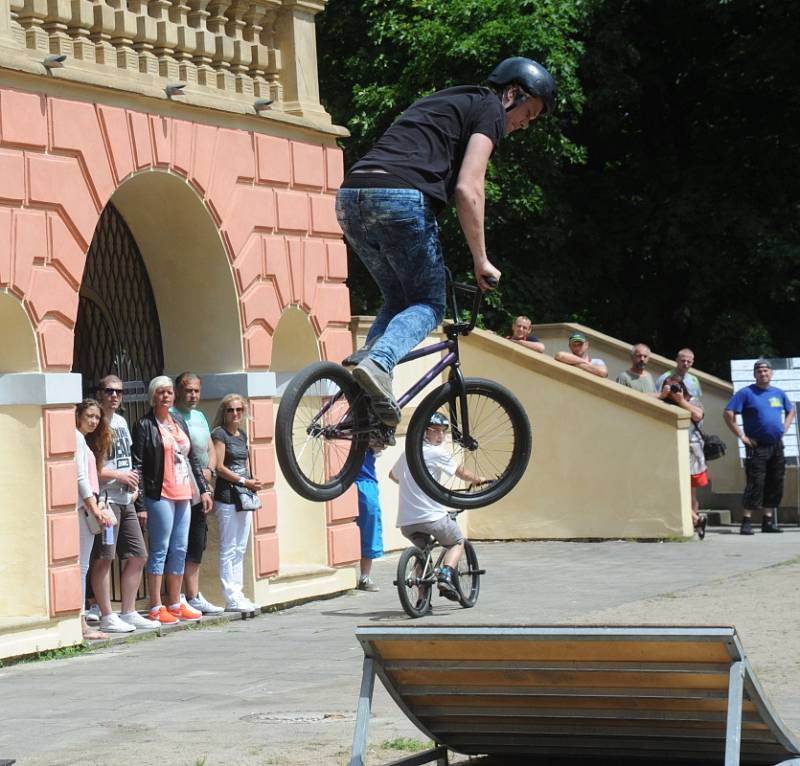 Návštěvníci parku si užili i exhibici BMX jezdců.