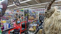 Krampus navštívil Kaufland v Kadani.