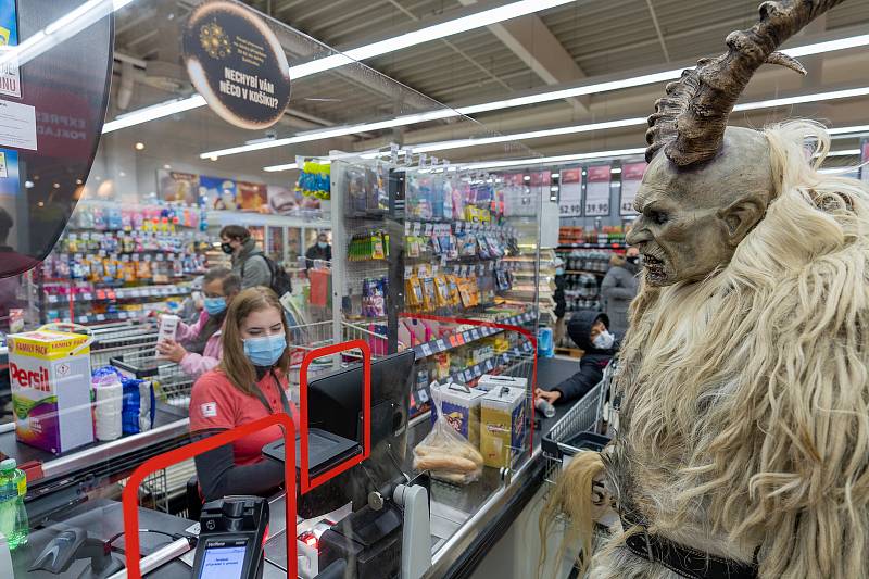 Krampus navštívil Kaufland v Kadani.