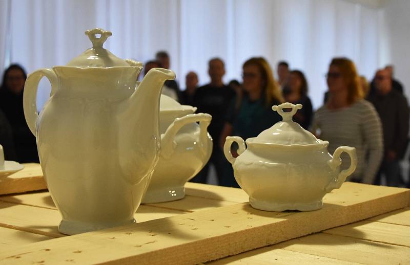 V klášterecké porcelánce otevřeli novou expozici, která vychází z filmu Holky z porcelánu.