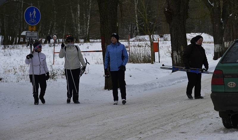 Běžkaři ve velkém vyrazili do stopy. Plno bylo v Bezručově údolí i na horách