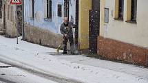 Jakmile napadl sníh, někteří starousedlíci se chopili košťat, aby zametli chodník. Větší část jich pak očistili pracovníci poslaní na veřejné práce.