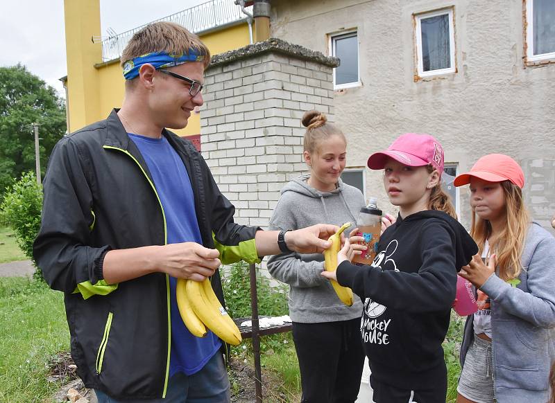 Táborová fronta na banány.