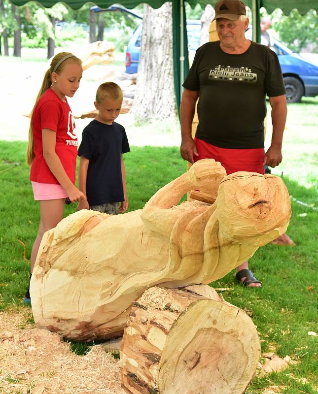 Dlabání, sekání a tesání se po celý týden neslo obcí Březno.