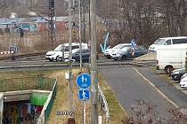 Neznámý pachatel poškodil v neděli 5. března kolem 16.20 v Chomutově zabezpečení železničních přejezdů na frekventované silnici I/13. Policie hledá svědky, pachatel se měl pohybovat v okolí kabelové šachty (na snímku je místo označeno šipkou).