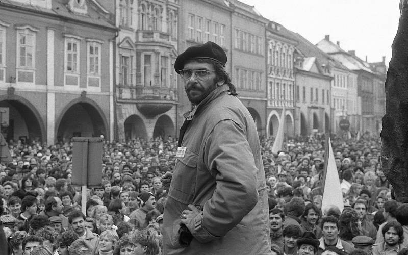 V pondělí 27. listopadu se v Chomutově zapojily tisíce lidí do generální stávky, která probíhala po celém Československu. Do ulic vyrazili občané, kteří chtěli podpořit a vyjádřit nespokojenost s komunistickým režimem. Získat podporu v regionech bylo pro 