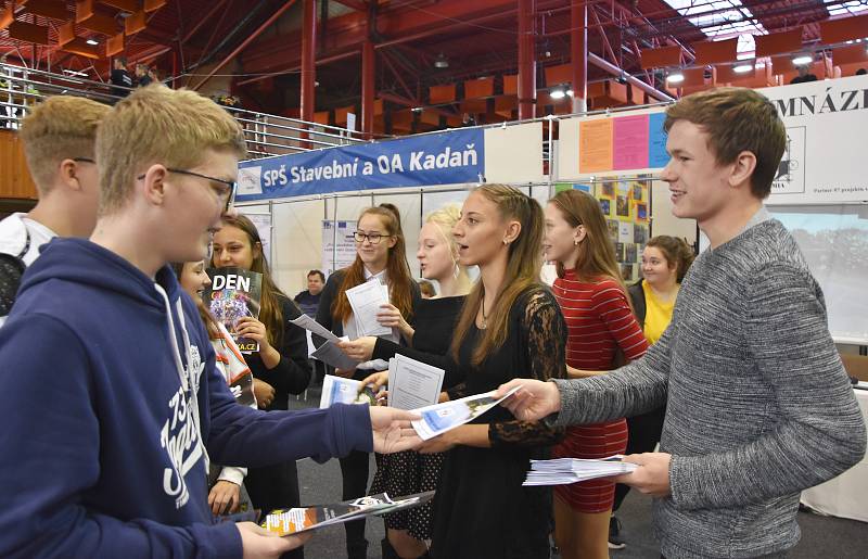 Letáčky rozdávali osmákům a deváťákům studenti chomutovského gymnázia.