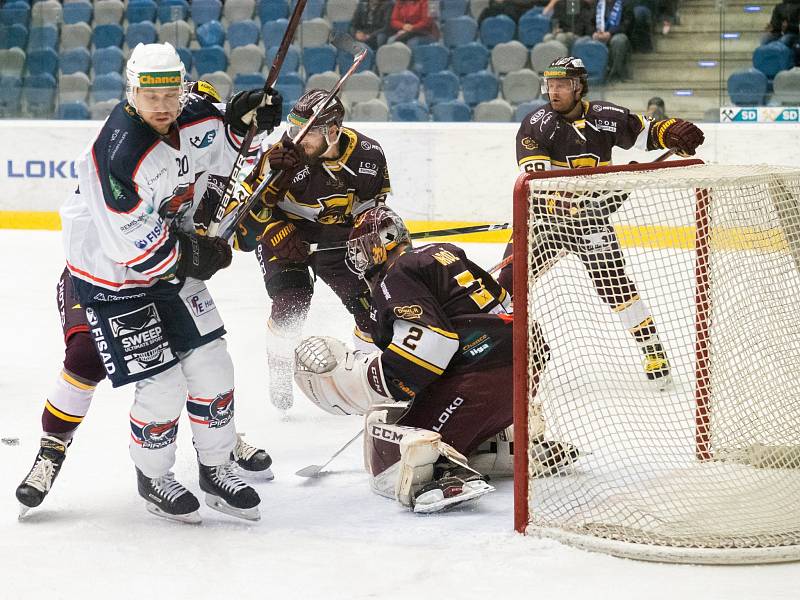 Chomutov (v bílém) versus Jihlava.