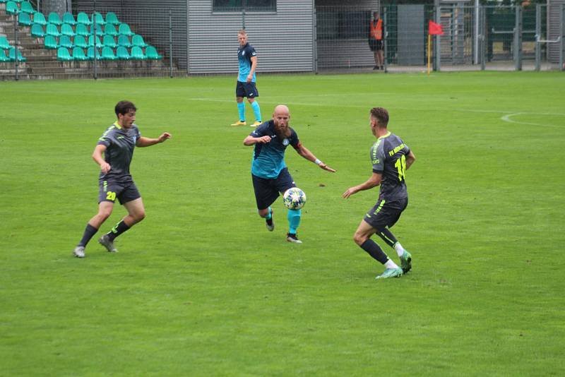 Chomutov (v modrém) v duelu s Chebem pokřil nové dresy. Byla z toho výhra 6:1.