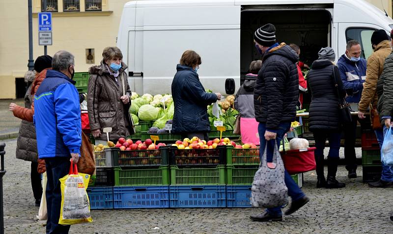 Farmářské trhy v Chomutově přilákaly mnoho zájemců. Prodejci přivezli spoustu zeleniny ovoce, koření, masné výrobky i vánoční ozdoby