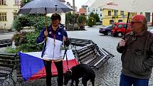 Na náměstí 1.Máje v Chomutově se při demonstraci sešlo kolem třiceti lidí, kteří nesouhlasí s nošením roušek a činností vlády.