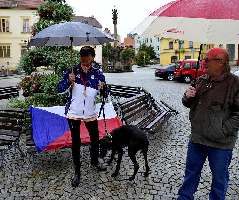 Na náměstí 1.Máje v Chomutově se při demonstraci sešlo kolem třiceti lidí, kteří nesouhlasí s nošením roušek a činností vlády.